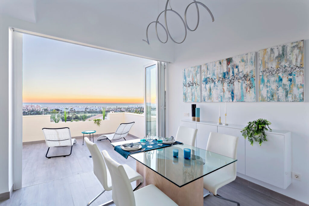 Mesa y lámpara de diseño en Casa Ian