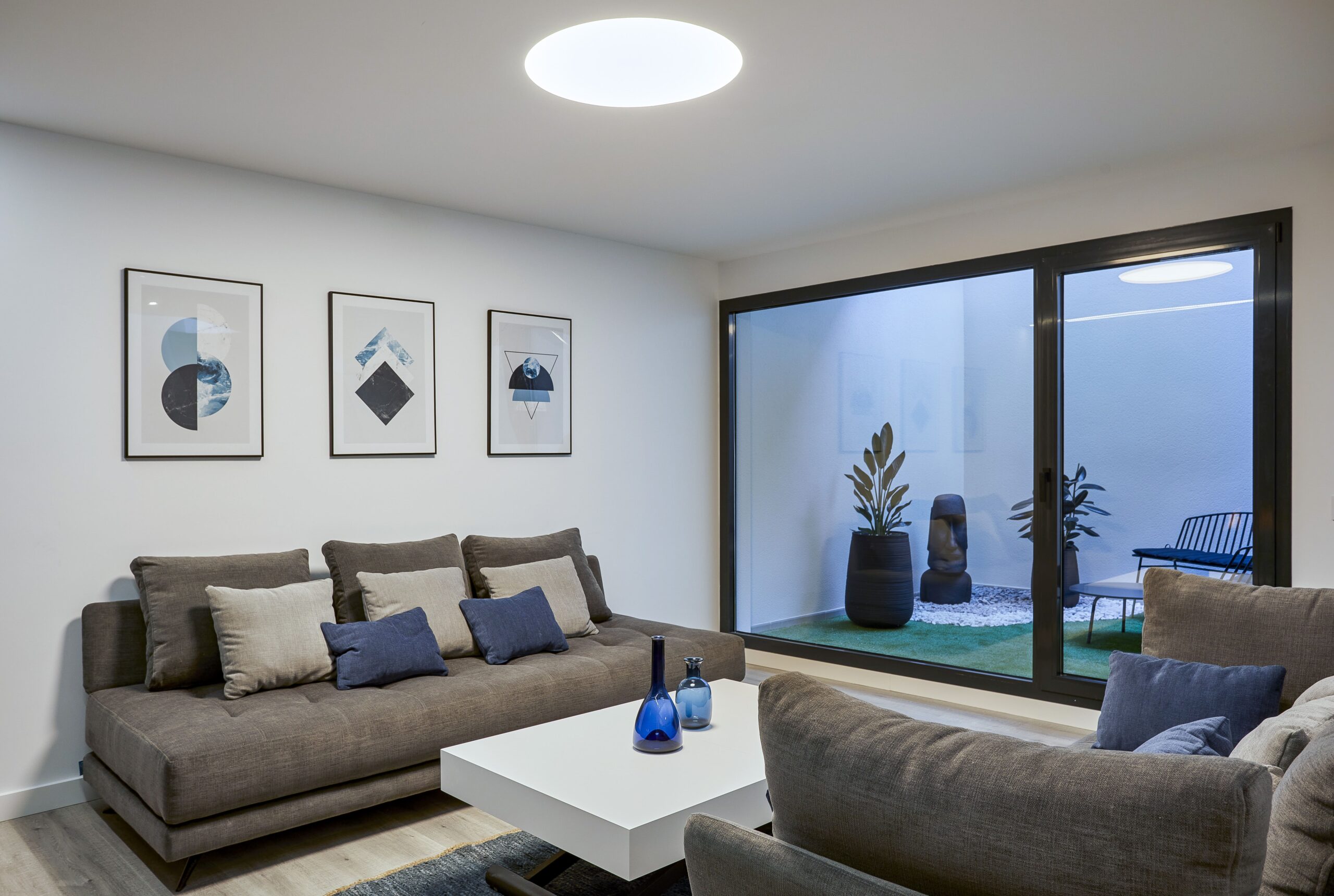 S62 - salón con patio inglés